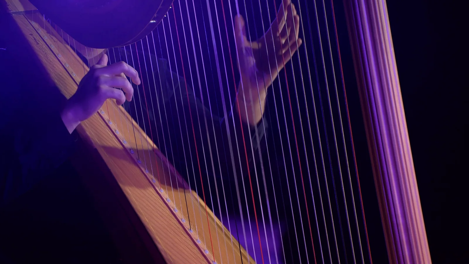 Hands crossing over the strings mid-phrase.